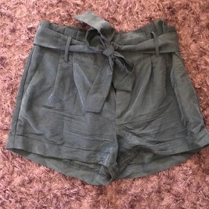 Mid rise bag waist shorts